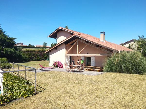 Grande maison de campagne avec piscine, au calme