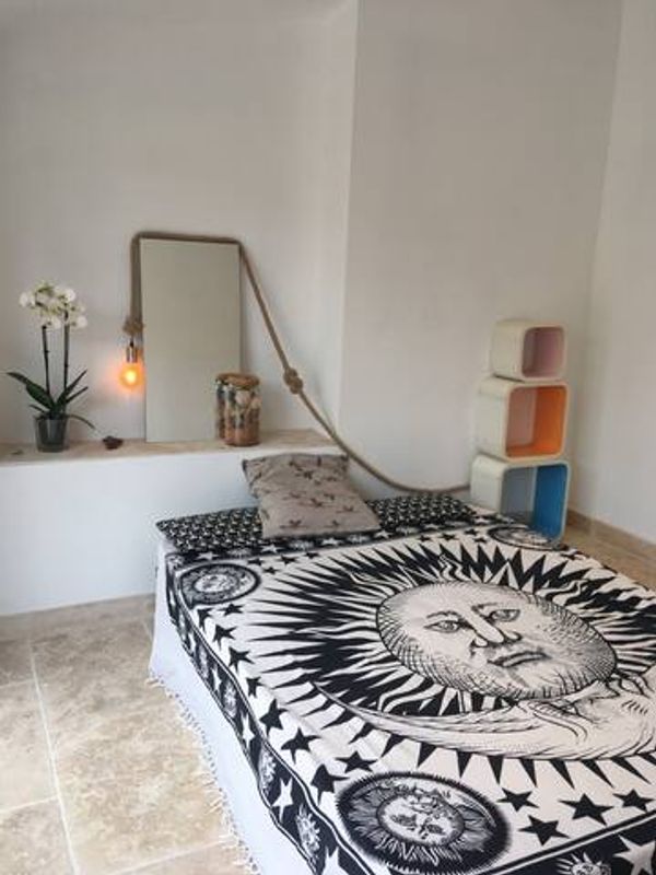 Studette au calme entre étang et verdure.