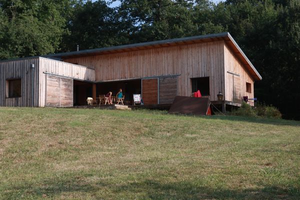 Maison en bois sur la colline ("Le bonheur est dans le pré")