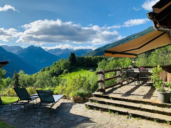 Chalet typique dans les Alpes tessinoises (alt. 1000m, région Leontica)