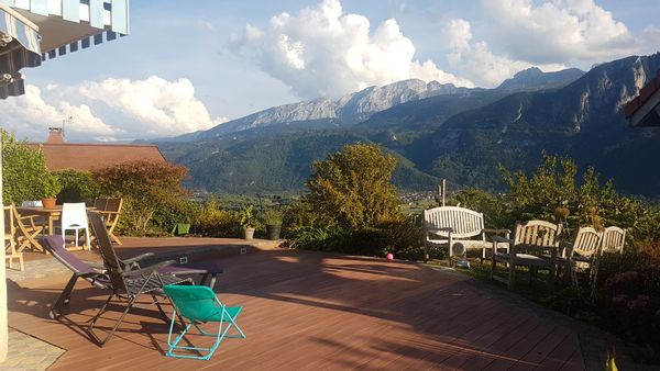 Grande maison au calme aux pieds des montagnes et de la forêt