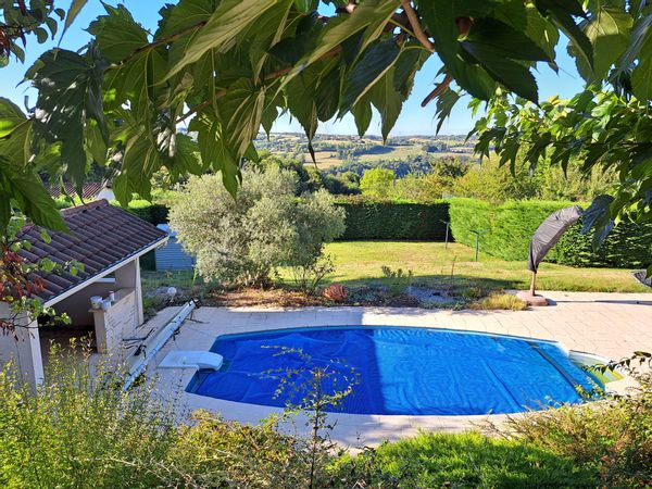 Maison de campagne au calme, avec piscine et belle vue!