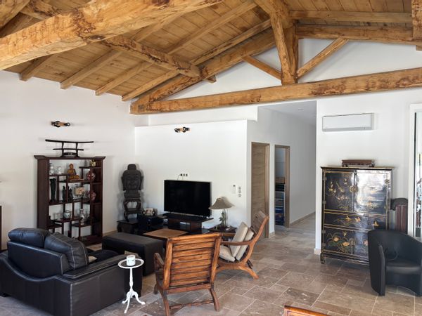 Maison située en Corse Orientale  dans un lotissement très calme - proche bord de mer et montagne - nombreuses activités à proximité - commerces à moins de  3km.