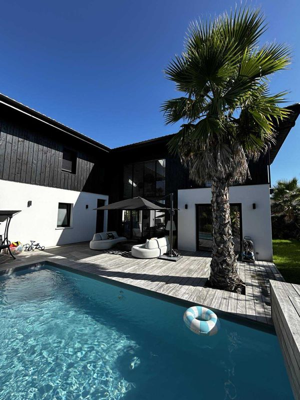 La maison de Stephanie & Gregory est très contemporaine avec des espaces très spacieux.