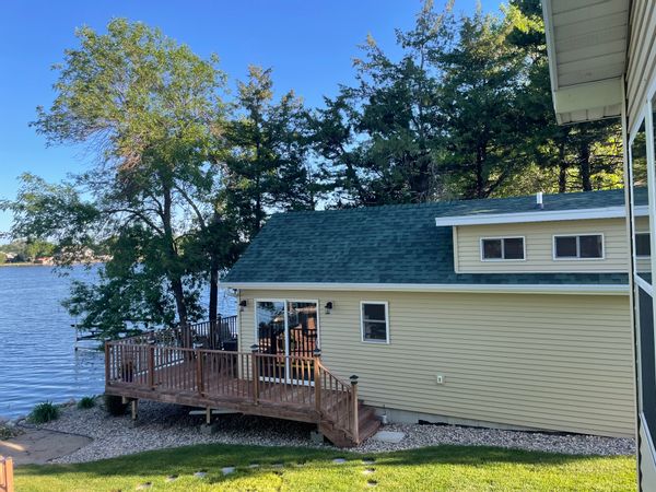 Halfway between Minneapolis and Black Hills! Guest house on a lake!