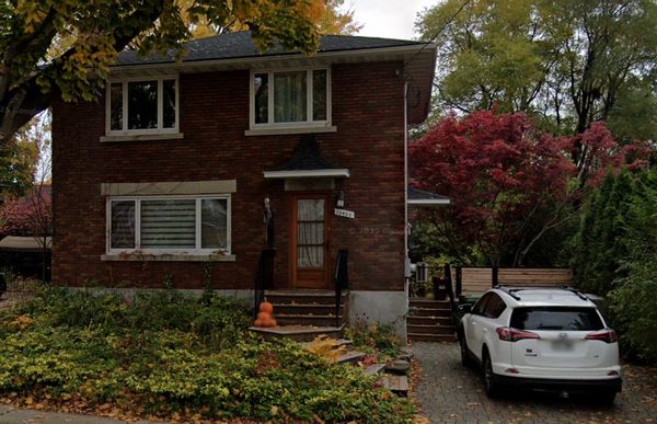 Charmante maison familiale sur 3 étages située dans un quartier familial recherché à Montréal.