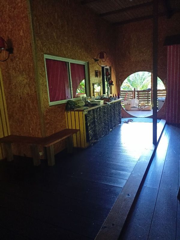 Maison autonome en bois au coeur de la forêt tropicale de la Basse Terre.