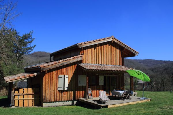 Maison en bois au pied des Pyrénées ariégeoises
