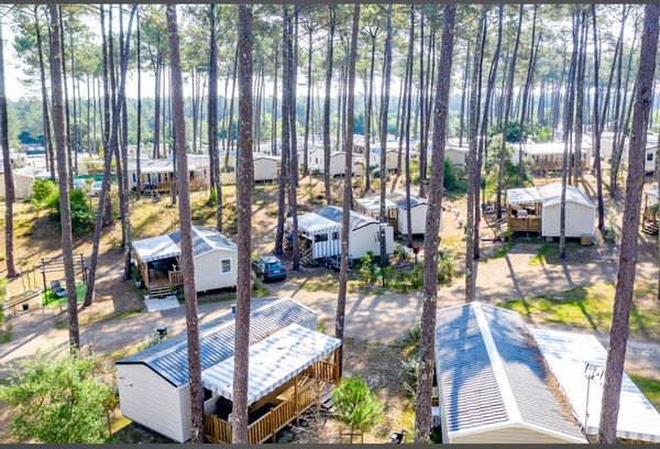 Mobil home junto a la playa .