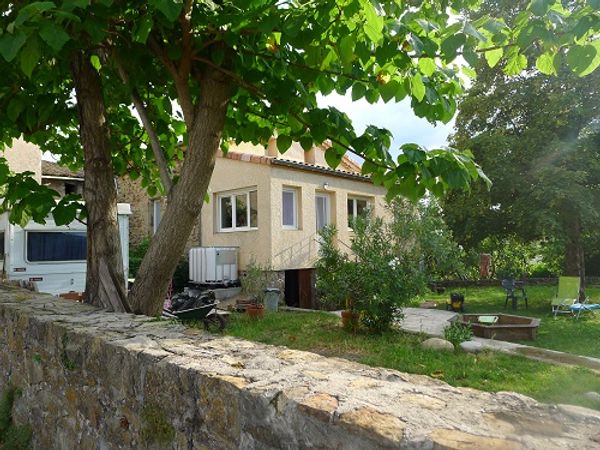 Déménagement envisagé en juillet, pas d'accueil possible chez nous cet été, pour l'instant... Petite maison de village avec jardin en Ardèche méridionale / Small house with garden in a village of South Ardèche