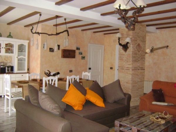 Enological house in a unique setting inside the Valencian community