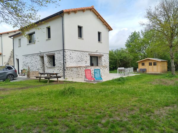 Maison rénovée à neuf, avec du charme, des pierres, et un grand jardin.