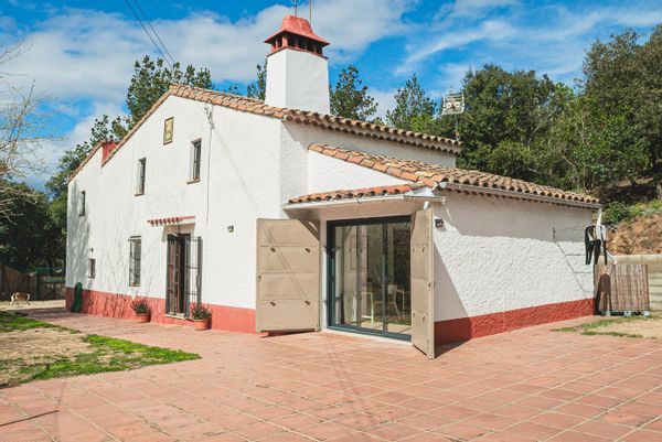 Casa unifamiliar con cuatro habitaciones, dos baños , piscina y jardín con acceso directo al bosque.