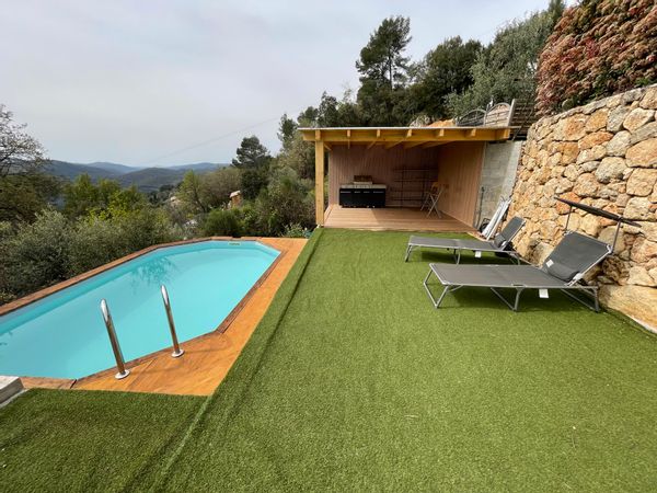 La maison de Sophie et Raphaël Situé à 15 minutes de Grasse , capital des parfums ,30 minutes de Cannes et de Mandelieu. Nous vivons dans une maison de 100 m2 au Tignet , village de l’arrière pays. Nous sommes à 50 minutes de la promenades des anglais de Nice.