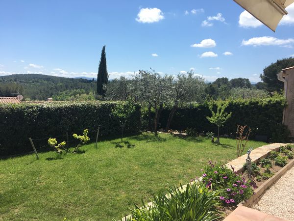 La maison de Veronique Située à 30 min de st tropez et des gorges du verdon avec une très belle vue