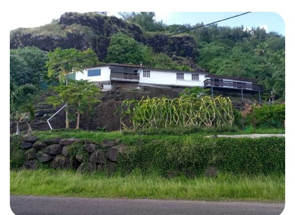 Grande maison sur les hauteurs de bora. Vue imprenable sur le lagon.