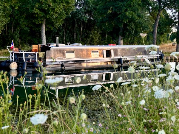 Péniche anglaise à la campagne