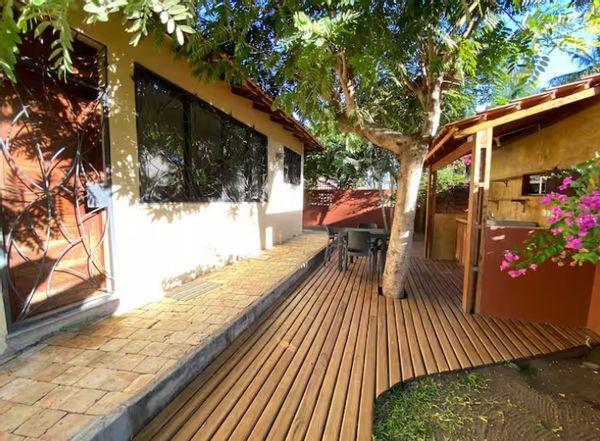 Chez Babeth et Julien.  Chambre confortable et de charme. Terrasse ombragee et cuisine extérieure.