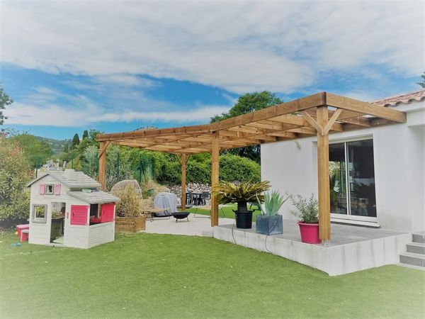 La maison de Audrey
Au pied du Pic Saint Loup 
Au calme 
Sur un terrain arboré avec une jolie terrasse 
Au calme , mais prêt d’activités, lac, mer, rivière, canoë…. Caveau de vins, equitation et bien d’autres plaisirs. 
Maison climatisée, avec piscine jardin pergola très agréable. 
Maison très calme.