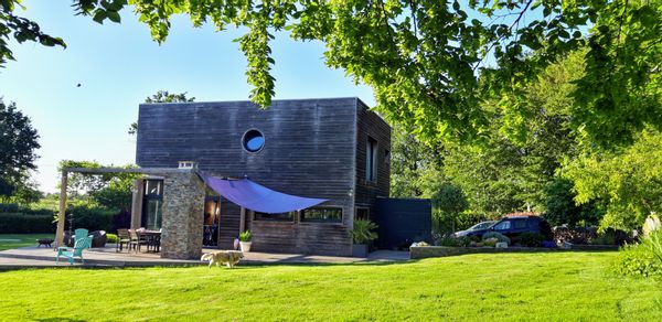 La maison de Carine, François et Louise.  François, Carine and Louise's home.
