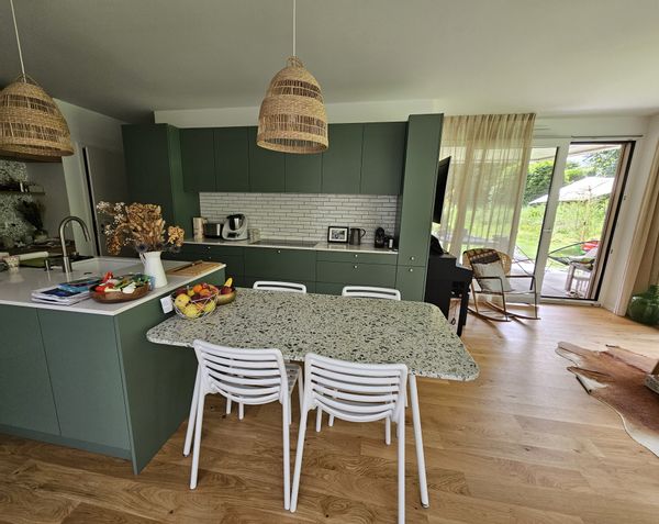 Genève: appartement récent, jardin et parking couvert.