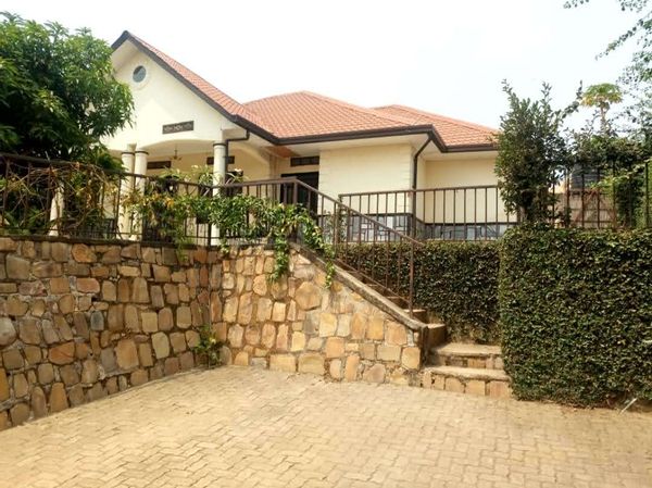 Quiet 4-bed in Kigali