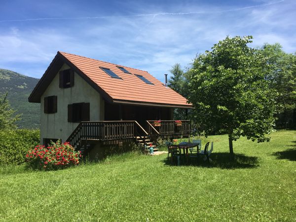 Chalet de campagne dans le Trièves. Disponible uniquement de mai à septembre.
