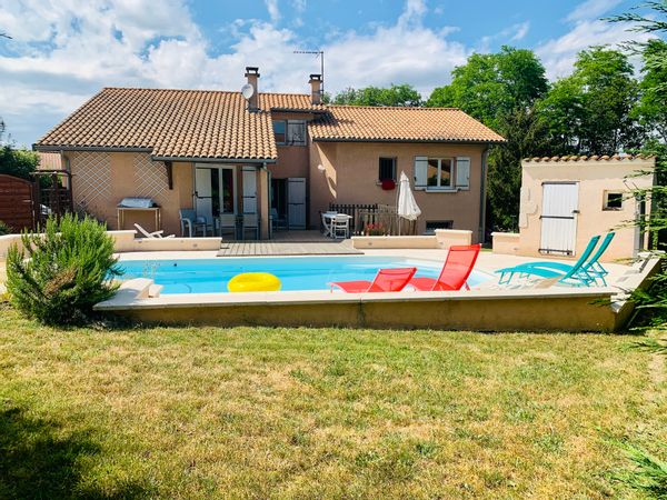 Maison du bonheur piscine chauffée, golfs et Lyon à proximité