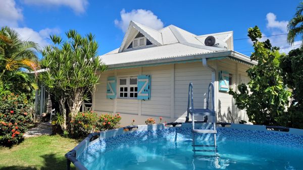 Villa créole traditionnelle en bois au coeur de la Martinique