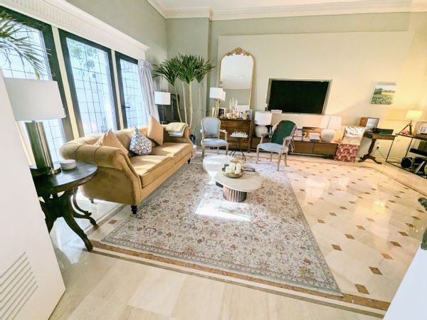 Dubai villa living near the sea