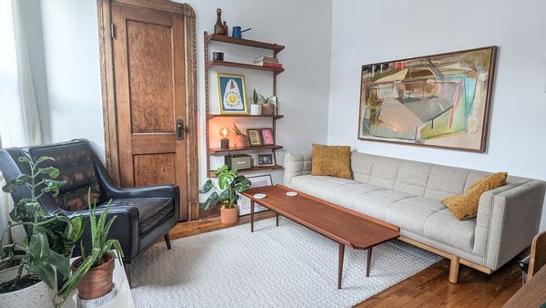 Joli 5 ½ lumineux au cœur de la Petite-Patrie, meublé style mid-century et charme d’époque.