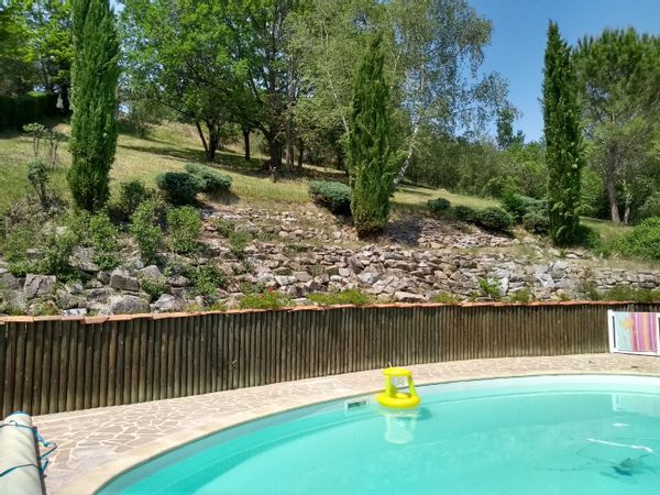 - Grande maison avec piscine au calme en Auvergne