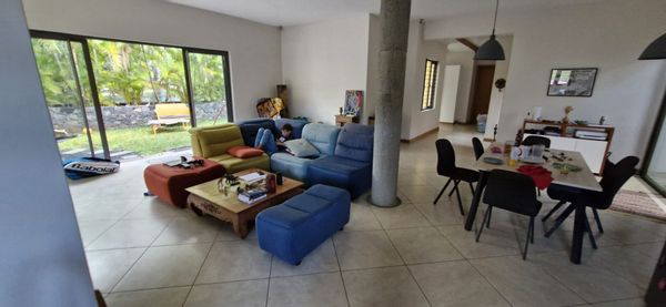 Maison familiale entre montagnes et lagon