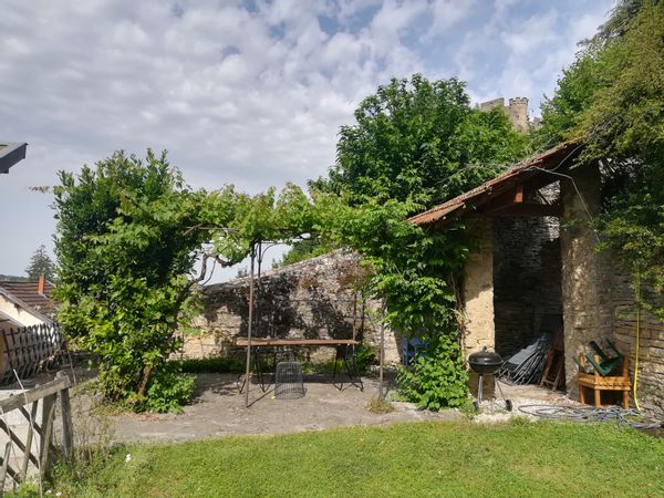 Jardins suspendus, maison rénovée centre médiéval Crémieu