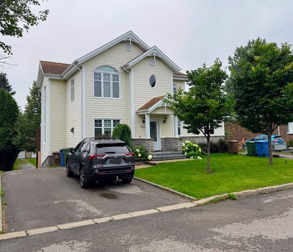 Maison jaune spacieuse à Chicoutimi