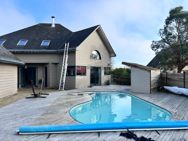 Maison moderne avec piscine et large espaces
