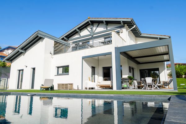 Grande villa avec piscine et spa près de Bayonne au Pays Basque.
