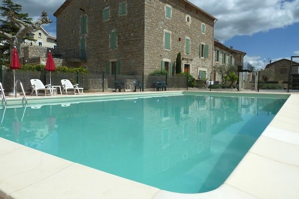 Grand appartement au rez-de-chaussée avec terrasse privée et vue sur la piscine