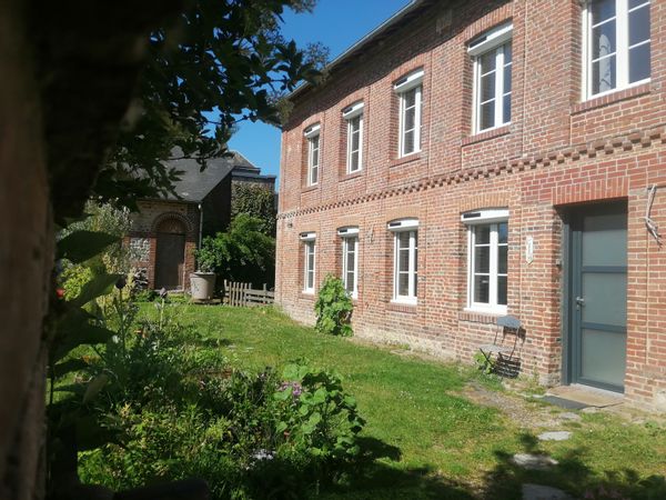 Maison briques & silex de 1869, située dans une vallée classée, Étretat à 17kms, la mer à 5 minutes.