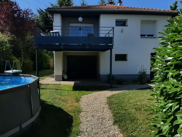 Maison calme, cosy et confortable proche Lyon, fraîche l'été, piscine, impasse, terrasse, jardin