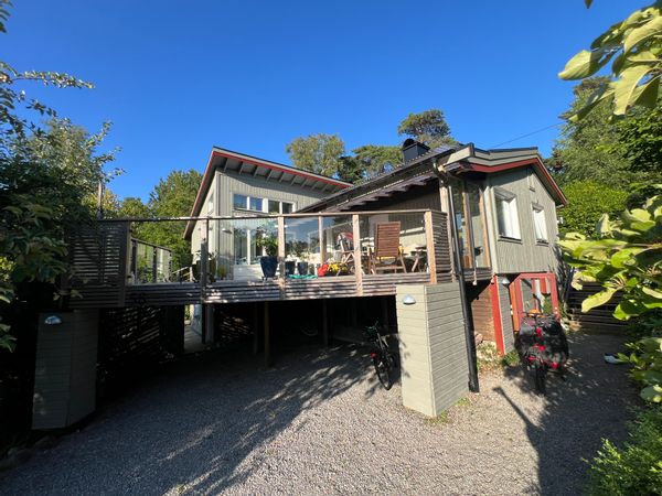 Seaside house with a secluded, lush garden and kayaks