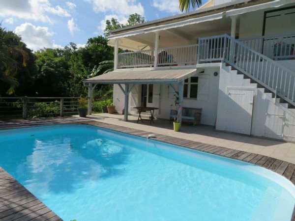 Grande maison avec jardin luxuriant à Saint Claude