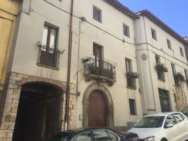 Panoramic views Italian Hilltop Town- a modernised one bedroom apartment with terrace and views!
