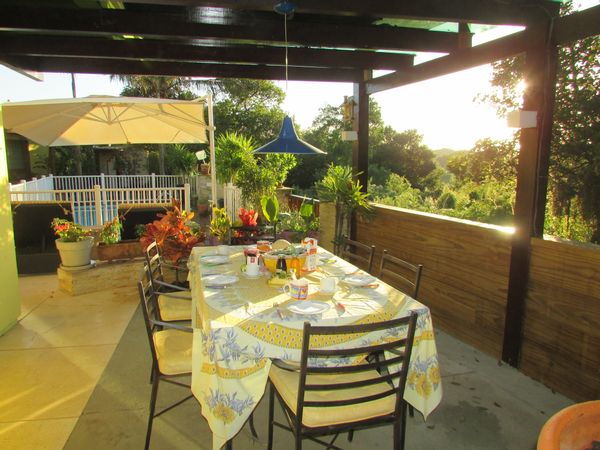 La maison de sophie , marie et benoit . Grande maison avec piscine . Echange en cohabitation : 2 chambres avec salle de bain , frigobar , tv a cable / OU maison entiere a certaines periodes . Proprietaires presents .