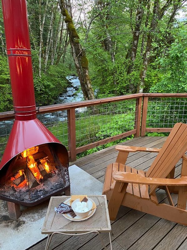 Lake Creek Retreat - Creekfront cabin near Mt Rainier NP and White Pass Ski Resort