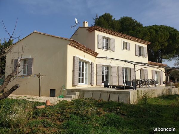grande maison avec piscine dans le parc régional du Luberon.