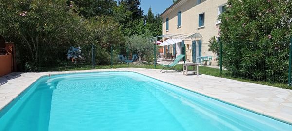 Mas en Provence près d’Avignon classé au patrimoine mondial .