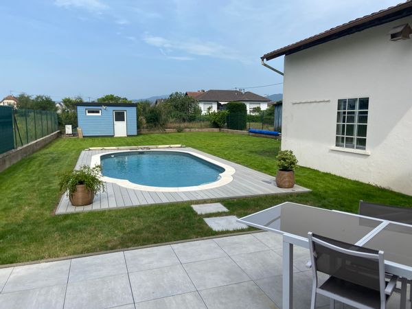 Maison avec jardin et piscine à deux pas du centre ville, proche de tous les commerces.