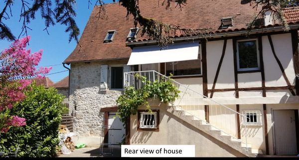 Vallée de la Dordogne : maison en pièrre dans un village tranquille