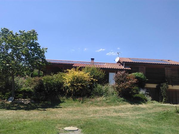 Notre maison est de bois, de très peu de briques, et pas de broc !